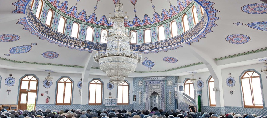Innenraum der Hagen Yeni Camii mit großem Kronleuchter